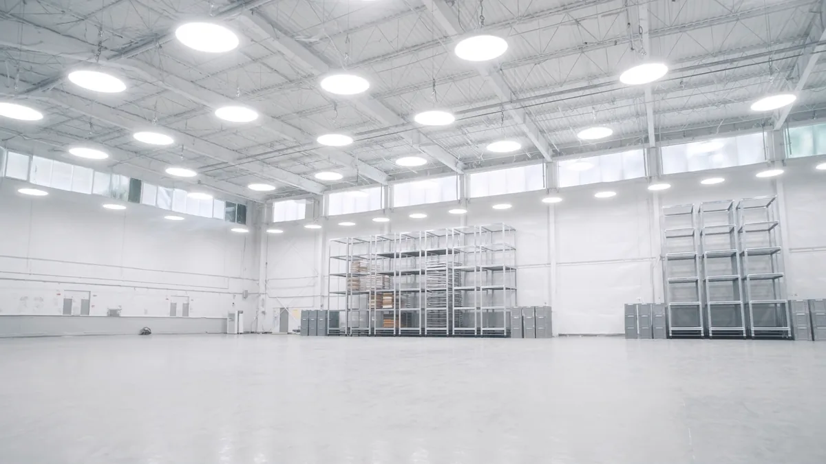 Industriële hal verlicht met LED-highbay armaturen