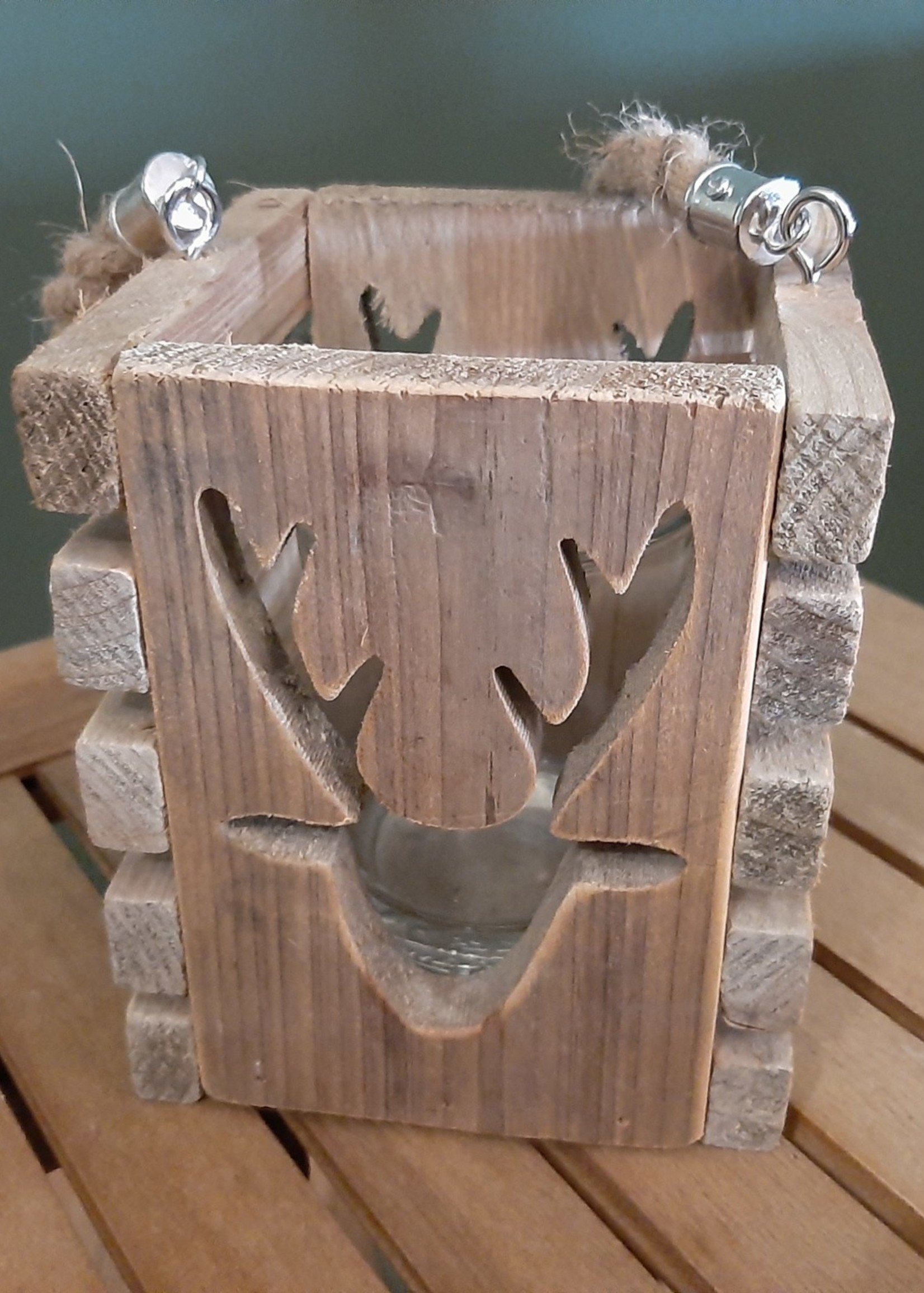 Lanterne en bois avec motif cerf