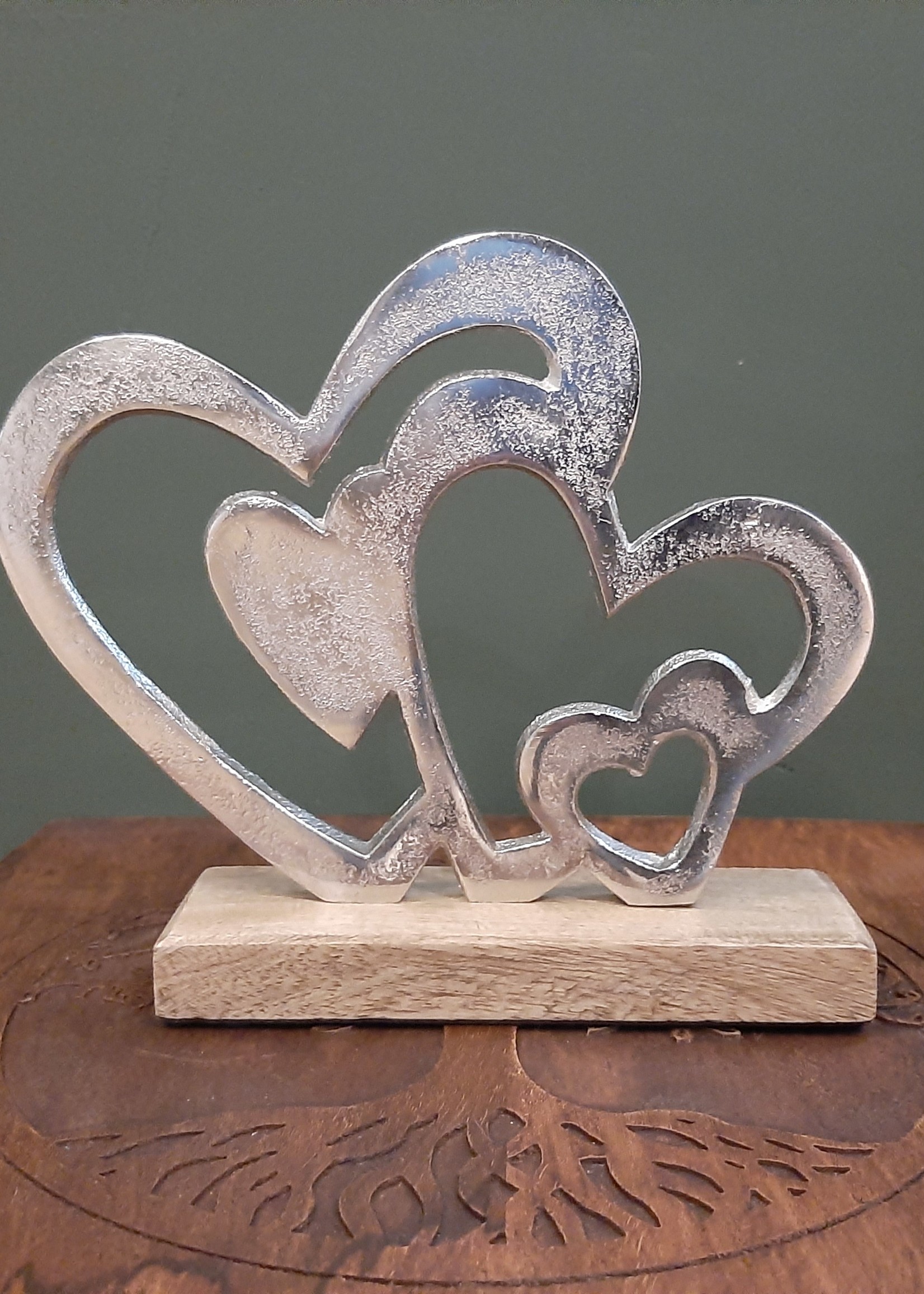 Sculpture 4 coeurs en métal avec socle en bois
