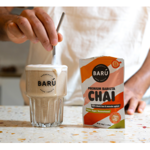 Barù Chai latte mix met zwarte thee en traditionele masala kruiden zoals kaneel, gember en kardemom.
