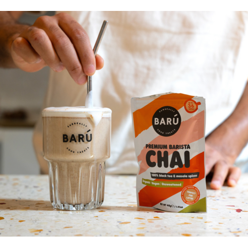 Barù Chai latte mix met zwarte thee en traditionele masala kruiden zoals kaneel, gember en kardemom. Barù Chai latte mix met zwarte thee en traditionele masala kruiden zoals kaneel, gember en kardemom.