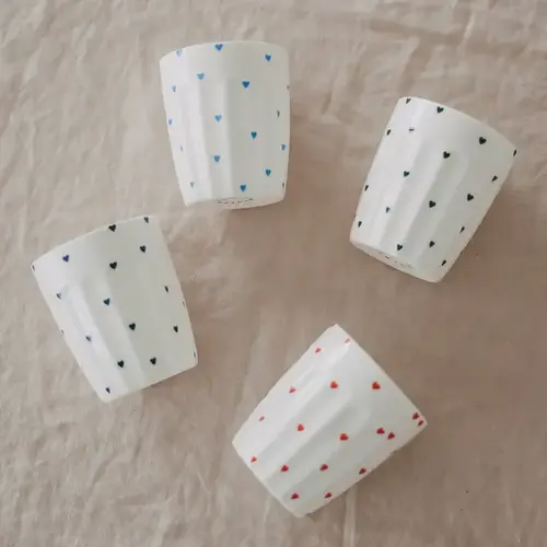 Eulenschnitt Mug en porcelaine « Petits Cœurs » bleu foncé – Élégance et douceur au quotidien