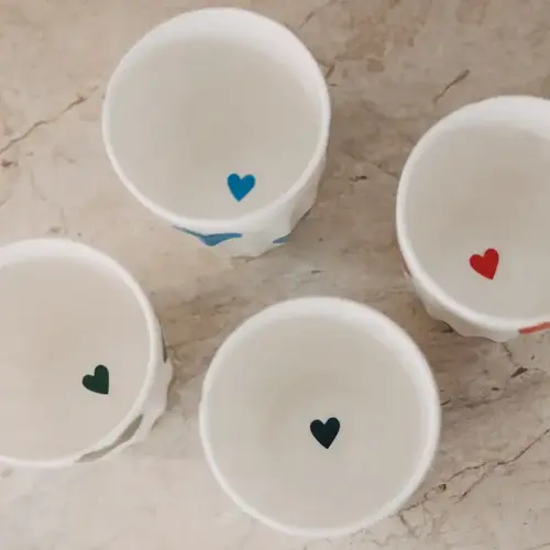 Eulenschnitt Mug en porcelaine « Petits Cœurs » bleu foncé – Élégance et douceur au quotidien