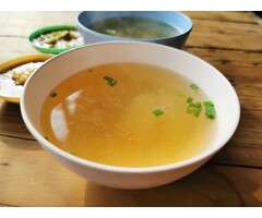 Smakelijke kippensoep met bouillonpoeder kip