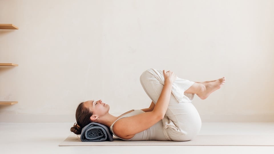 Reduziere stressbedingte Bauchschmerzen mit Yoga