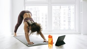 Hybride Yogakurse: Das Beste aus zwei Welten