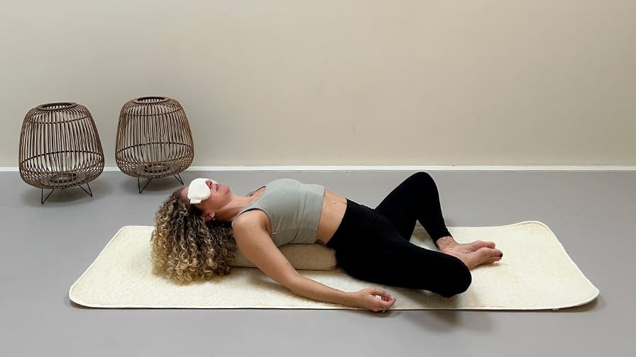 Wann solltest du dich für Restorative statt Yin Yoga entscheiden?