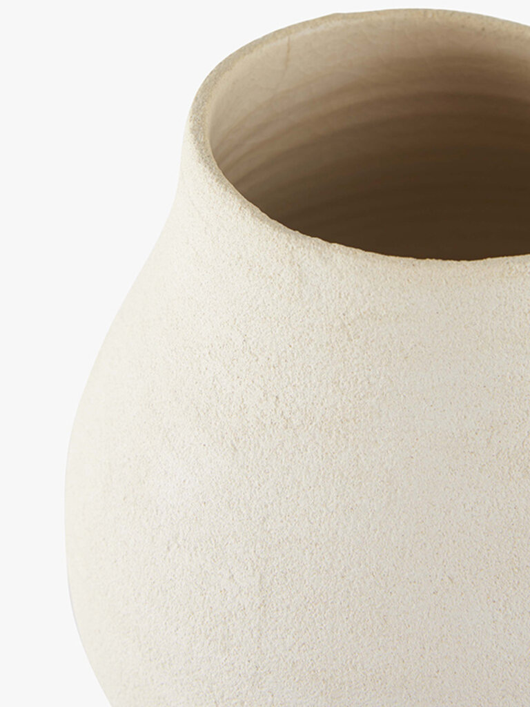 Handgemaakte aardewerken vaas Cleo mat ecru 16 x 17 cm