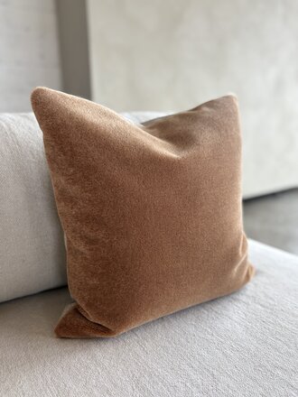 Luxe mohair sierkussen Amy caramel 50x50 cm