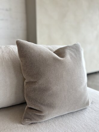 Luxe mohair sierkussen Amy taupe 50x50 cm