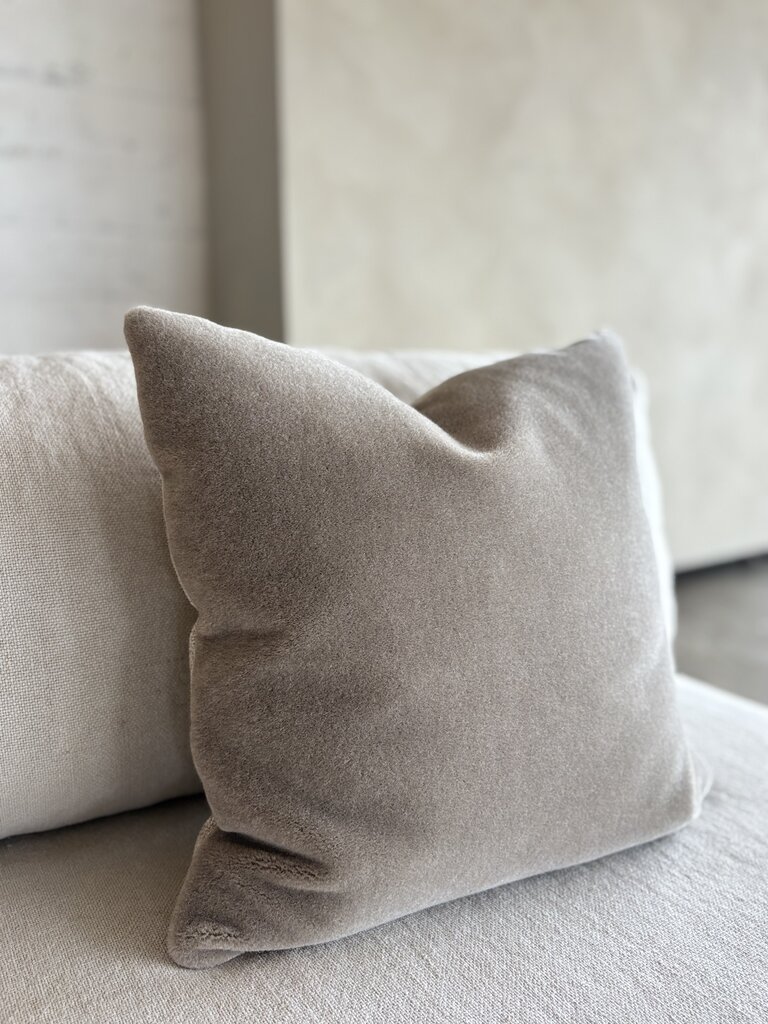 Luxe mohair sierkussenhoes Amy taupe 50x50 cm