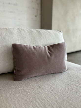 Luxe mohair sierkussen Amy aubergine 50x30 cm