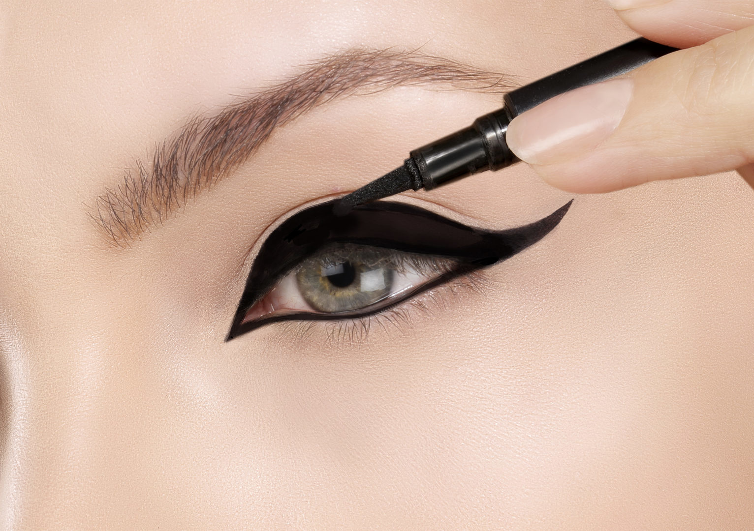 Dit is de vorm eyeliner die het beste bij jouw ogen past! Dit is de vorm eyeliner die het beste bij jouw ogen past!