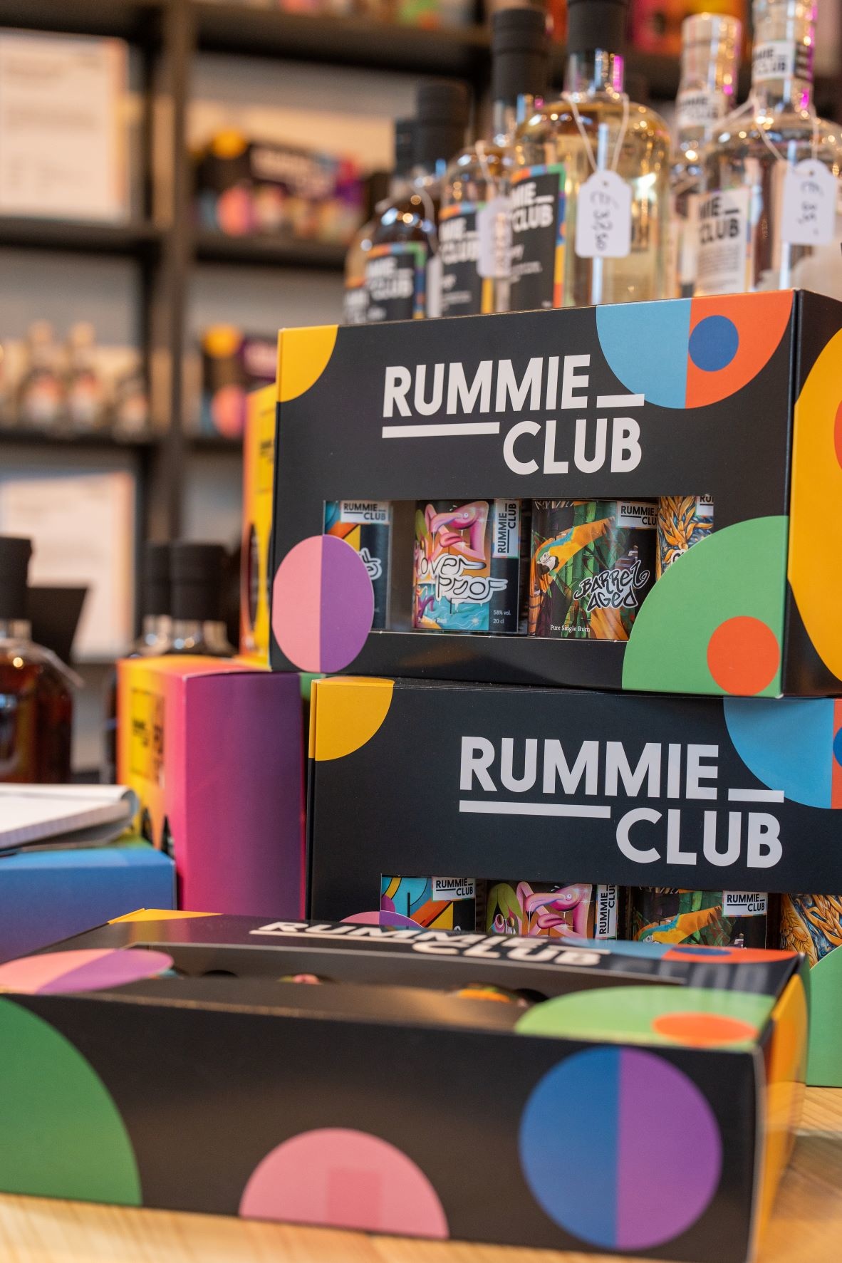 Foto van een paar Rummieclub rum pakketten