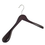 Jacken / Anzugbügel (gewinkelt) Buchenholz wenge gebeizt mit Schulterverbreiterung Jacken / Anzugbügel (gewinkelt) Buchenholz wenge gebeizt mit Schulterverbreiterung