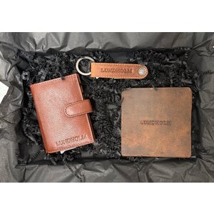 Lundholm Men's Gift Set – Card Holder with RFID, Coasters and Bottle Opener – Brown Lundholm Men's Gift Set – Card Holder with RFID, Coasters and Bottle Opener – Brown