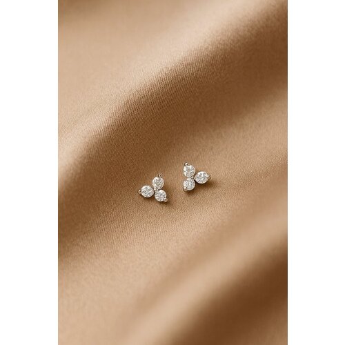 Lundholm Lundholm Luxe 925 Sterling Zilver Studs Oorbellen Oorstekers Zilver Zirkonia 4 mm Driehoek Oorknopjes - Vrouwen cadeautjes tip - verjaardag afscheid cadeau voor vriendin - Scandinavisch Design