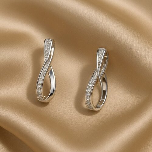 Lundholm Lundholm 925 Sterling Zilver Zirkonia Luxe Oorbellen Dames - Zilveren Oorbellen Zirkonia Minimalistisch Geometrisch Design - Vrouwen Cadeautjes - Scandinavisch Design