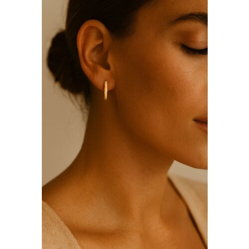 Lundholm Lundholm 925 Sterling Zilver Gold Plated Luxe Oorbellen Dames Zirkonia - vrouwen cadeautjes tip - kleine goudkleurige oorbellen - Scandinavisch Design