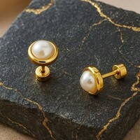 Lundholm Oorstekers Dames Parel Goud – Premium Stainless Steel – 18K Goud Verguld – Met Imitatie Parel (14 mm lang, 8 mm)