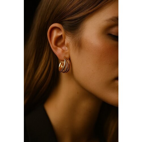 Lundholm Lundholm Oorstekers Dames – Premium Stainless Steel Gold PVD Plated – Bold Hoops met 3 Bogen (Ø 2.5 cm) – Elegant & Luxe – Waterproof & Hypoallergeen – Inclusief Geschenkverpakking