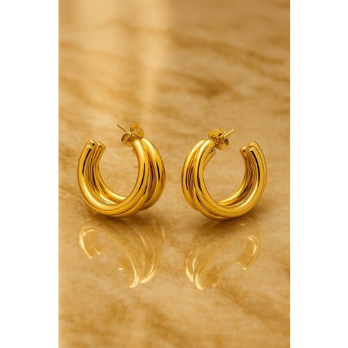 Lundholm Lundholm Oorstekers Dames – Premium Stainless Steel Gold PVD Plated – Bold Hoops met 3 Bogen (Ø 2.5 cm) – Elegant & Luxe – Waterproof & Hypoallergeen – Inclusief Geschenkverpakking
