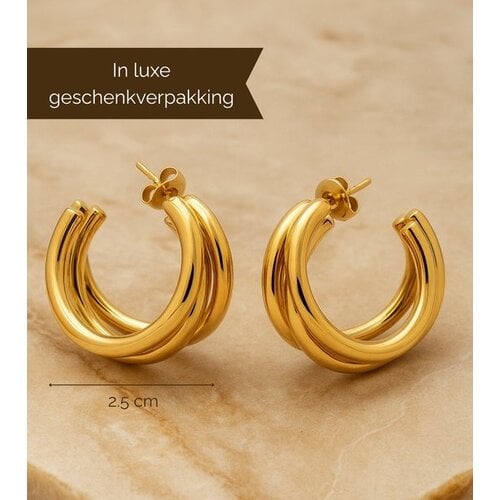 Lundholm Lundholm Oorstekers Dames – Premium Stainless Steel Gold PVD Plated – Bold Hoops met 3 Bogen (Ø 2.5 cm) – Elegant & Luxe – Waterproof & Hypoallergeen – Inclusief Geschenkverpakking