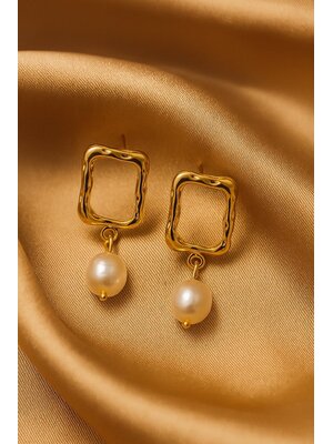 Lundholm Lundholm Oorbellen Dames – Premium Stainless Steel Gold PVD Plated – Geometrisch Design Oorstekers met Imitatieparel (3.4 cm) Lundholm Lundholm Oorbellen Dames – Premium Stainless Steel Gold PVD Plated – Geometrisch Design Oorstekers met Imitatieparel (3.4 cm)