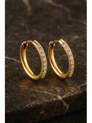 Lundholm Lundholm Luxe Oorringen Dames Goudkleurig Zirkonia – Premium Stainless Steel Gold PVD Plated – Hoops met Zirkonia Steentjes Lundholm Lundholm Luxe Oorringen Dames Goudkleurig Zirkonia – Premium Stainless Steel Gold PVD Plated – Hoops met Zirkonia Steentjes