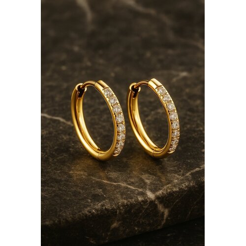 Lundholm Lundholm Luxe Oorringen Dames Goudkleurig Zirkonia – Premium Stainless Steel Gold PVD Plated – Hoops met Zirkonia Steentjes (Ø 18 mm) – Waterproof & Hypoallergeen – Inclusief Luxe Geschenkverpakking