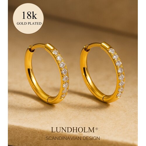 Lundholm Lundholm Luxe Oorringen Dames Goudkleurig Zirkonia – Premium Stainless Steel Gold PVD Plated – Hoops met Zirkonia Steentjes (Ø 18 mm) – Waterproof & Hypoallergeen – Inclusief Luxe Geschenkverpakking