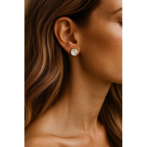 Lundholm Lundholm Oorknopjes Dames Goudkleurig – Premium Stainless Steel Gold PVD Plated – Vierkante Studs (8 x 8 mm) – Elegant & Tijdloos – Waterproof & Hypoallergeen – Inclusief Luxe Geschenkverpakking