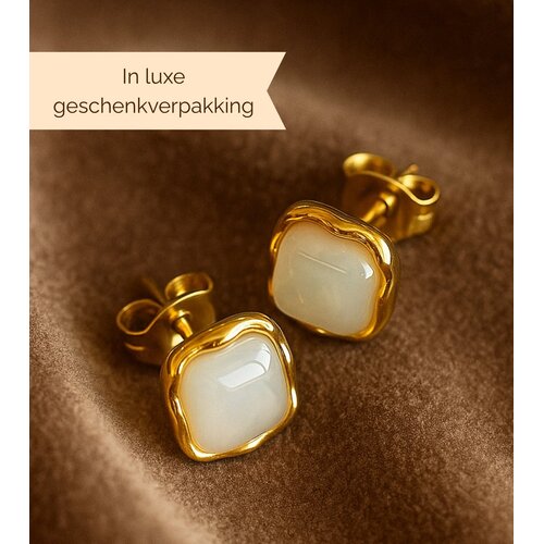 Lundholm Lundholm Oorknopjes Dames Goudkleurig – Premium Stainless Steel Gold PVD Plated – Vierkante Studs (8 x 8 mm) – Elegant & Tijdloos – Waterproof & Hypoallergeen – Inclusief Luxe Geschenkverpakking