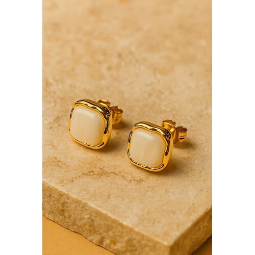 Lundholm Lundholm Oorknopjes Dames Goudkleurig – Premium Stainless Steel Gold PVD Plated – Vierkante Studs (8 x 8 mm) – Elegant & Tijdloos – Waterproof & Hypoallergeen – Inclusief Luxe Geschenkverpakking