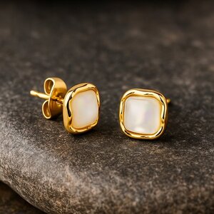 Lundholm Lundholm Oorknopjes Dames Goudkleurig – Premium Stainless Steel Gold PVD Plated – Vierkante Studs (8 x 8 mm) Lundholm Lundholm Oorknopjes Dames Goudkleurig – Premium Stainless Steel Gold PVD Plated – Vierkante Studs (8 x 8 mm)