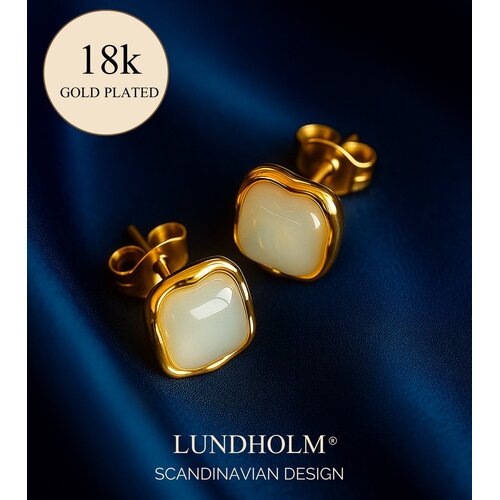 Lundholm Lundholm Oorknopjes Dames Goudkleurig – Premium Stainless Steel Gold PVD Plated – Vierkante Studs (8 x 8 mm) – Elegant & Tijdloos – Waterproof & Hypoallergeen – Inclusief Luxe Geschenkverpakking