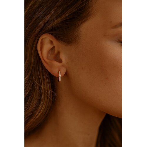 Lundholm Lundholm Luxe Oorringen Dames Goudkleurig – Premium Stainless Steel Gold PVD Plated – Kleine Hoops met Zirkonia Steentjes (Ø 14 mm) – Elegant & Tijdloos – Waterproof & Hypoallergeen – Inclusief Luxe Geschenkverpakking