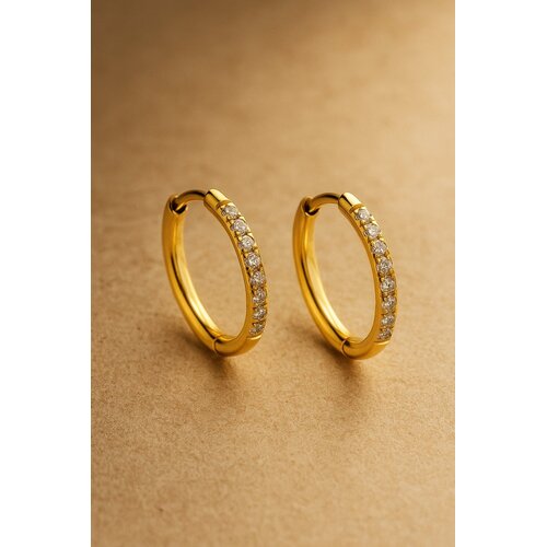 Lundholm Lundholm Luxe Oorringen Dames Goudkleurig – Premium Stainless Steel Gold PVD Plated – Kleine Hoops met Zirkonia Steentjes (Ø 14 mm) – Elegant & Tijdloos – Waterproof & Hypoallergeen – Inclusief Luxe Geschenkverpakking
