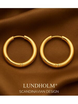Lundholm Lundholm Luxe Klassieke Hoops - Oorringen Dames Goudkleurig - Premium Stainless Steel Gold PVD Plated Lundholm Lundholm Luxe Klassieke Hoops - Oorringen Dames Goudkleurig - Premium Stainless Steel Gold PVD Plated