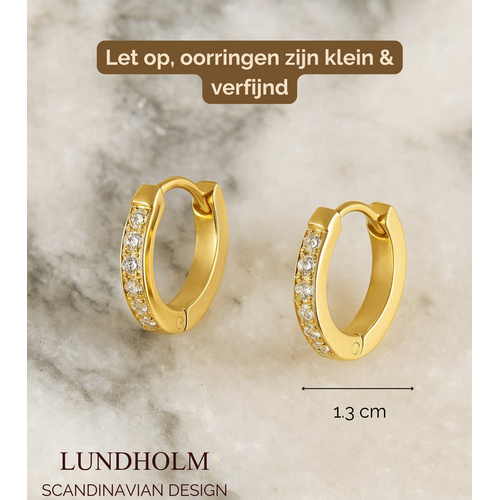 Lundholm Lundholm Oorringen Dames - Premium Stainless Steel - Kleine Goudkleurige Oorringen met Zirkonia Steentjes (Ø 1.3 cm)