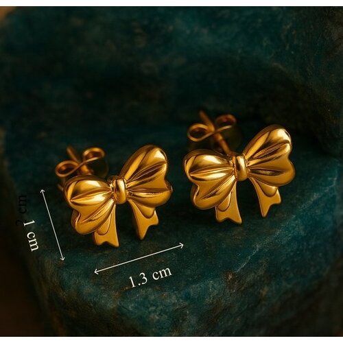 Lundholm Lundholm Oorknopjes Dames Strik - Premium Stainless Steel - Elegante Strik Oorbellen 1.3 x 1 cm - Luxe Geschenkverpakking Lundholm Lundholm Oorknopjes Dames Strik - Premium Stainless Steel - Elegante Strik Oorbellen 1.3 x 1 cm - Luxe Geschenkverpakking