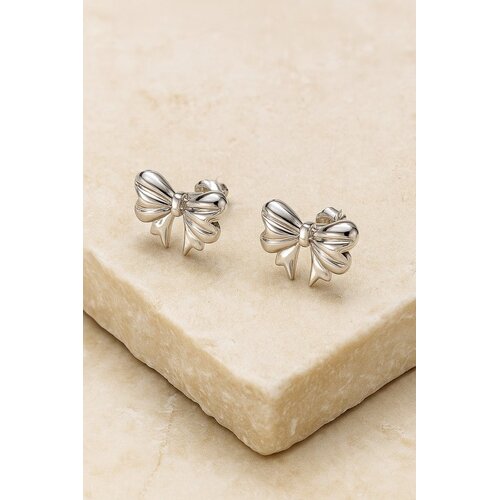 Lundholm Lundholm Oorknopjes Dames Strik - Premium Stainless Steel - Elegante Strik Oorbellen 1.3 x 1 cm - Luxe Geschenkverpakking Lundholm Lundholm Oorknopjes Dames Strik - Premium Stainless Steel - Elegante Strik Oorbellen 1.3 x 1 cm - Luxe Geschenkverpakking