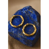 Lundholm Oorringen Dames Goudkleurig Gedraaid - Premium Stainless Steel - Classy Oorbellen (1.8 cm) Cadeau Kerst vrouwen - Elegant & Tijdloos - Luxe Geschenkverpakking