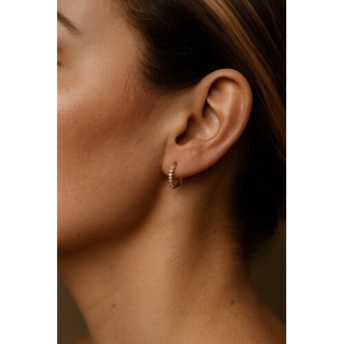 Lundholm Lundholm Luxe Oorbellen Dames Classic Hoops met Zirkonia - Premium Stainless Steel Goudkleurig - Kleine Oorringen Classy - Cadeau voor Vrouw Kerstcadeau - Luxe Geschenkverpakking