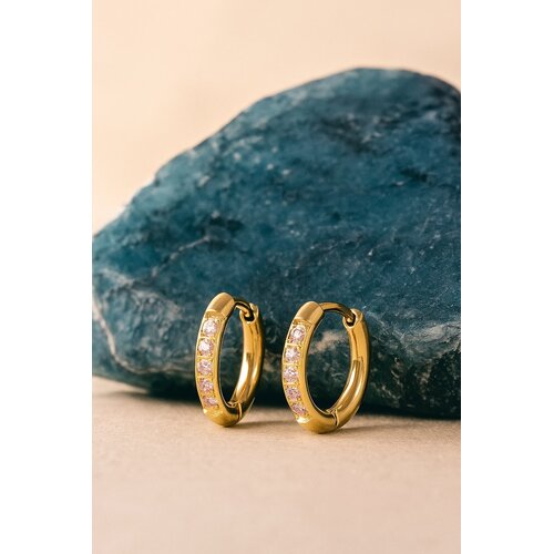 Lundholm Lundholm Luxe Oorbellen Dames Classic Hoops met Zirkonia - Premium Stainless Steel Goudkleurig - Kleine Oorringen Classy - Cadeau voor Vrouw Kerstcadeau - Luxe Geschenkverpakking