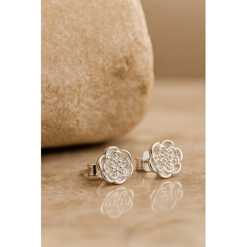 Lundholm Lundholm Oorknopjes Dames Bloem - 925 Sterling Zilver - Kleine Bloem Oorbellen (0.8 cm) - Sieraad Cadeau Vrouw Kerst Verfijnd & Elegant - Luxe Geschenkverpakking Lundholm Lundholm Oorknopjes Dames Bloem - 925 Sterling Zilver - Kleine Bloem Oorbellen (0.8 cm) - Sieraad Cadeau Vrouw Kerst Verfijnd & Elegant - Luxe Geschenkverpakking