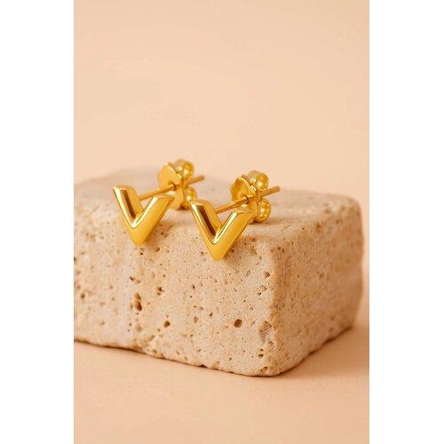 Lundholm Lundholm Oorknopjes Dames Goudkleurig - Premium Stainless Steel Gold Plated - Kleine Oorbelletjes Studs V Shape - Vrouwen Cadeautjes Kerst Sint - Luxe Geschenkverpakking