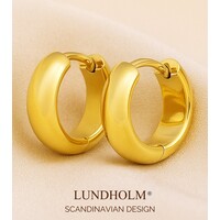 Lundholm Oorringen Dames Goudkleurig - Premium Stainless Steel Gold Plated - Kleine Brede Oorbellen (1.3 cm) - Classy & Elegant - Cadeau Vrouw Kerst - Luxe Geschenkverpakking