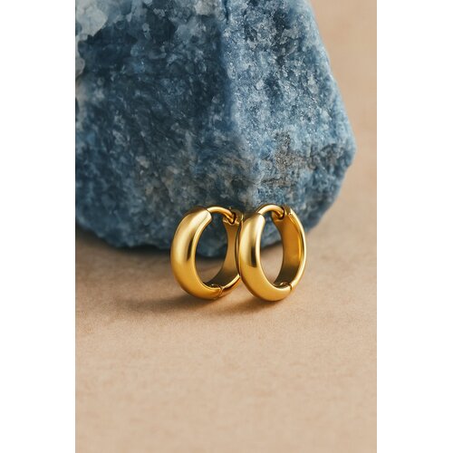 Lundholm Lundholm Oorringen Dames Goudkleurig - Premium Stainless Steel Gold Plated - Kleine Brede Oorbellen (1.3 cm) - Classy & Elegant - Luxe Geschenkverpakking