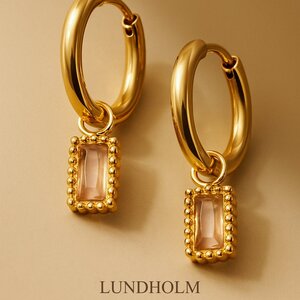 Lundholm Lundholm Oorringen Dames Goudkleurig met Champagne Zirkonia - Premium Stainless Steel Gold Plated - Luxe Oorbellen (2 cm) - Elegant & Classy - Luxe Geschenkverpakking Lundholm Lundholm Oorringen Dames Goudkleurig met Champagne Zirkonia - Premium Stainless Steel Gold Plated - Luxe Oorbellen (2 cm) - Elegant & Classy - Luxe Geschenkverpakking